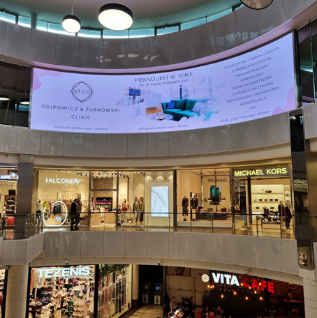 Duży ekran LED w galerii handlowej